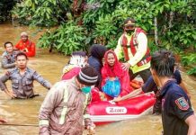 Polisi Banjarbaru Evakuasi Warga Cempaka Terjebak Banjir, Kakek Dilarikan ke Rumah Sakit