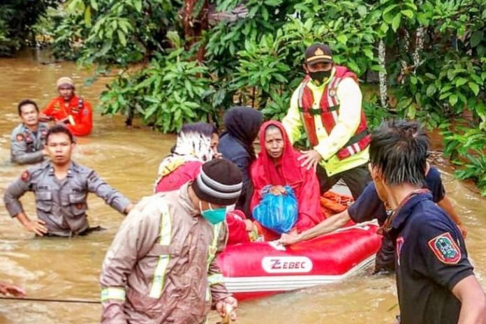 Anggota Polres Kota Banjarbaru mengevakuasi warga Cempaka yang terjebak banjir. (antara)