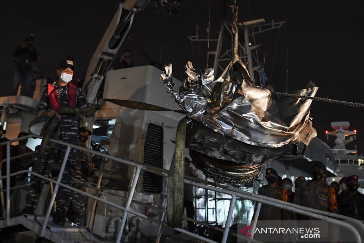 Prajurit TNI AL menurunkan bagian mesin turbin pesawat Sriwijaya Air SJ182 rute Jakarta-Pontianak dari KRI Cucut (886) di Dermaga JICT, Tanjung Priok, Jakarta, Minggu (10/1/2021). ANTARA FOTO/Hafidz Mubarak A/aww.