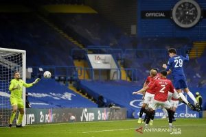 Gelandang Chelsea Kai Havertz (kanan) mencetak gol keempat timnya ke gawang Morecambe dalam laga putaran ketiga Piala FA di Stadion Stamford Bridge, London, Inggris, Minggu (10/1/2021). (ANTARA/REUTERS/Toby Melville)