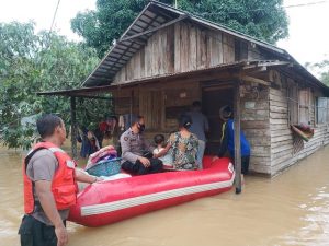 Jajaran Polres Banjar mengevakuasi warga Matraman. (Polres Banjar)