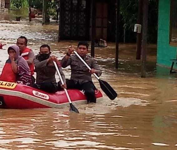 Jajaran Polres Banjar mengevakuasi warga Matraman. (Polres Banjar)