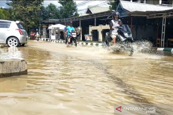 _Kandangan, ibu kota Kabupaten Hulu Sungai Selatan terendam akibat meluapnya Sungai Amandit. (antara)