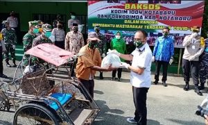 Ketua DPRD Kotabaru, Syairi Mukhlis, memberikan bansos kepada warga terdampak Covid-19, beberapa waktu yang lalu. (humas dprd kotabaru)