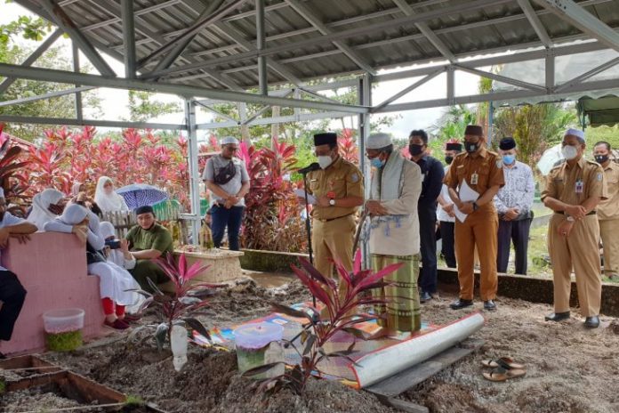 Sekretaris Daerah Kabupaten Banjar Mokhammad Hilman menyampaikan pesan dan kesan di pemakaman Asisten II Bidang Perekonomian dan Pembangunan Setdakab Banjar H M Rusdi ST MT CFrA yang meninggal dunia karena sakit, Senin (11/1/2021). Foto Kominfostandi Banjar/Antaranews Kalsel.