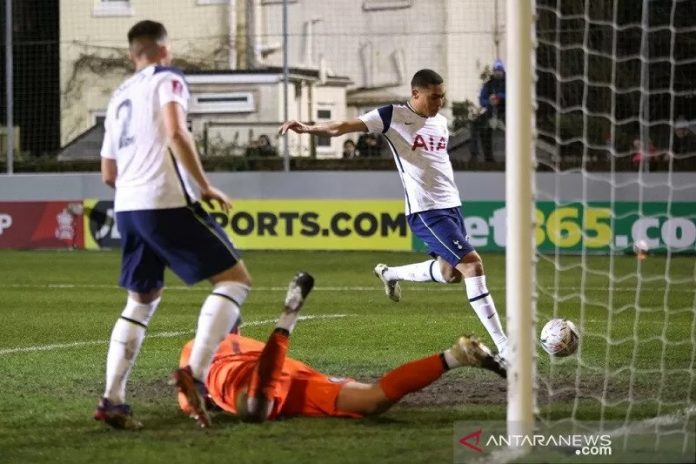 Penyerang Tottenham Hotspur Carlos Vinicius (kanan) mencetak gol keduanya ke gawang Marine dalam laga putaran ketiga Piala FA di Stadion Rossett Park, Merseyside, Inggris, Minggu (10/1/2021) waktu setempat. (ANTARA/REUTERS/POOL/Clive Brunskill)