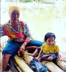 Warga Kurau, Kabupaten Tanahlaut, menggunakan rakit dari gedebog pisang untuk sarana transportasi di saat banjir. (ig @wargabanua)