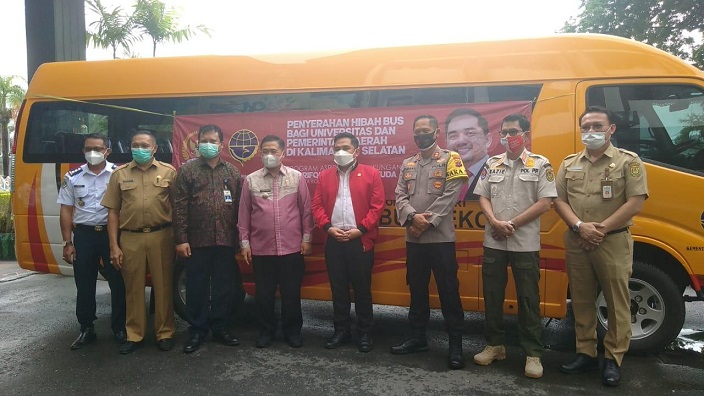 Bus sekolah bantuan Kemenhub yang diserahkan anggota DPR RI Komisi V asal Kalsel, H Rifqinizamy Karsayuda, di halaman balai Kota Banjarmasin, Selasa (12/1/2021). (wartabanjar.com/wahyuni)