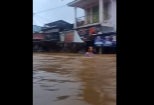 Kondisi banjir di Pasar Pengaron, Kabupaten Banjar, Kalsel. (via FB Habar Banua 6 Plus)