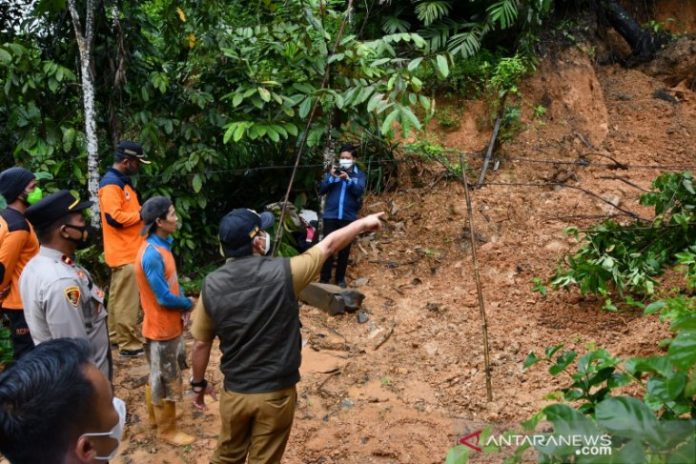 Kondisi longsor akibat hujan deras di Loksado (Fathurrahman/Protokol Kehumasan Setda HSS/Antarakalsel)