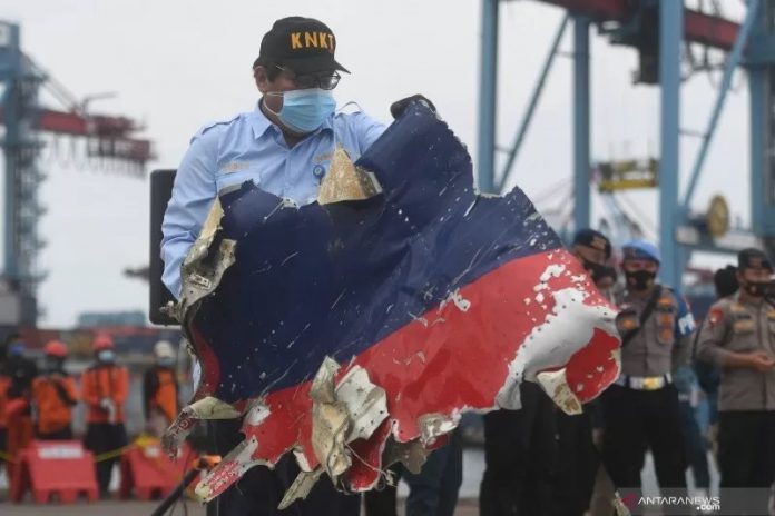 Petugas menata serpihan pesawat Sriwijaya Air SJ 182 rute Jakarta - Pontianak yang jatuh di perairan Pulau Seribu, di Dermaga JICT, Jakarta, Senin (11/1/2021). Serpihan-serpihan tersebut nantinya akan diperiksa oleh Komisi Nasional Keselamatan Transportasi (KNKT) untuk mencari penyebab jatuhnya pesawat. ANTARA FOTO/Akbar Nugroho Gumay/rwa/pri.