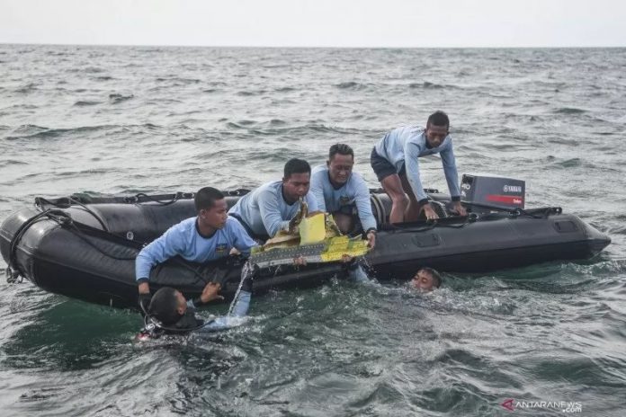 Sejumlah prajurit Satuan Komando Pasukan Katak (Satkopaska) Armada 1 berusaha mengangkat puing pesawat Sriwijaya Air SJ 182 dari dasar perairan Kepulauan Seribu, Jakarta, Senin (11/1/2021). Operasi pertolongan dan pencarian kecelakaan pesawat Sriwijaya Air SJ-182 pada hari ketiga difokuskan pada pencarian di bawah permukaan laut, baik untuk jenazah penumpang, serpihan potongan bagian pesawat terbang maupun kotak hitam. ANTARA FOTO/M Risyal Hidayat/wsj.