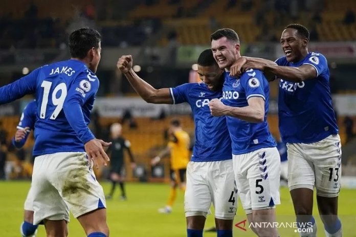 Bek Everton Michael Keane (kedua kanan) melakukan selebrasi bersama rekan-rekannya seusai mencetak gol ke gawang Wolverhampton dalam lanjutan Liga Inggris di Stadion Molineux, Wolverhampton, Inggris, Selasa (12/1/2021) waktu setempat. (ANTARA/REUTERS/POOL/Tim Keeton)