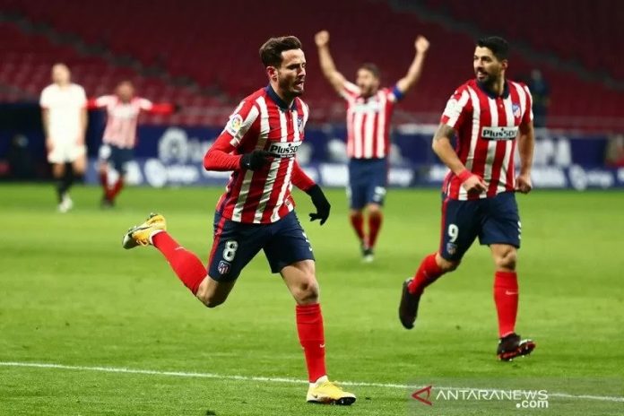 Gelandang serang Atletico Madrid Saul Niguez (kiri) merayakan golnya ke gawang Sevilla dalam laga tunda Liga Spanyol di Stadion Wanda Metropolitano, Madrid, Spanyol, Selasa (12/1/2021) waktu setempat. (ANTARA/REUTERS/Sergio Perez)