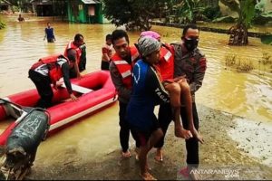 Jajaran Polres Banjar mengevakuasi warga Pengarin yang terjebak banjir, Rabu 13 Januari 2021. (istimewa via antara)