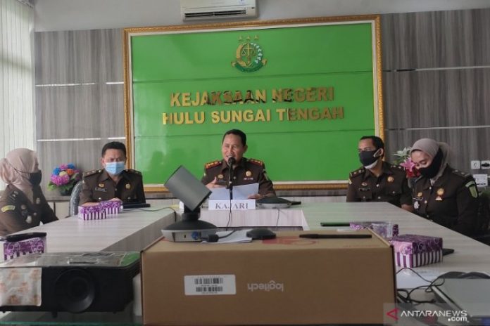 Kajari HST bersama para Kasi saat menyampaikan hasil kegiatan 2020 (Antaranews Kalsel/M Taupik Rahman)