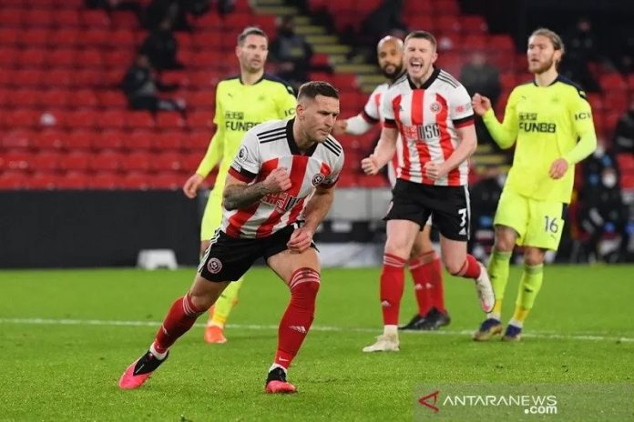 Kapten Sheffield United Billy Sharp melakukan selebrasi seusai mencetak gol ke gawang Newcastle United lewat tendangan penalti dalam lanjutan Liga Inggris di Stadion Bramall Lane, Sheffield, Inggris, Selasa (12/1/2021) waktu setempat. (ANTARA/REUTERS/POOL/Stu Forster)