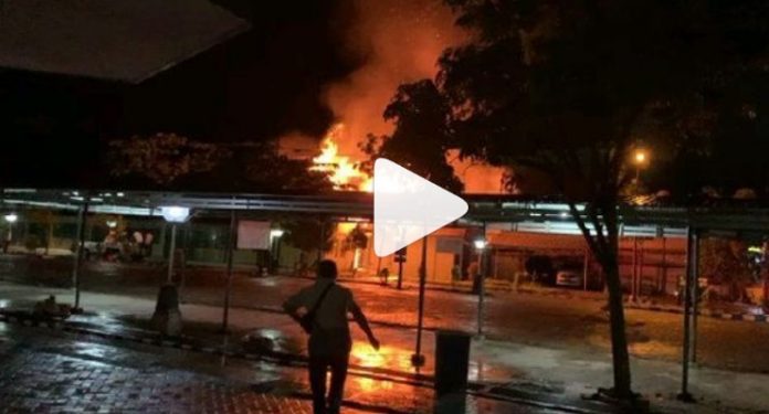 Kebakaran di salah satu ruang di kompleks masjid jami banjarmasin. (tangkapan layar IG @wargabanua)