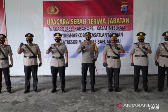 Kapolres Banjarbaru AKBP Doni Hadi Santoso bersama Wakapolres yang baru dan lima pejabat utama Polres lainnya usai serah terima jabatan dan resmi menduduki posisinya masing-masing. Foto istimewa