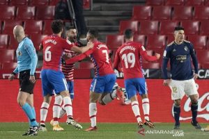 Penyerang Granada Luis Suarez (ketiga kanan) melakukan selebrasi bersama rekan-rekannya seusai mencetak gol ke gawang Osasuna dalam lanjutan Liga Spanyol di Stadion Nuevo Los Carmenes, Granada, Spanyol, Selasa (12/1/2021) waktu setempat. (ANTARA/AFP/Jorge Guerrero)