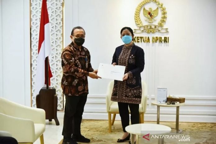 Ketua DPR RI Puan Maharani menerima Surat Presiden tentang nama calon Kepala Kepolisian Republik Indonesia yang disampaikan Menteri Sekretaris Negara Pratikno di Gedung Parlemen, Jakarta, Rabu. (Dokumentasi Puan Maharani)