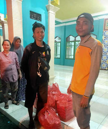 Bantuan nasi bungkus Hj Mariana (ig hjanna capture wartabanjar.com)