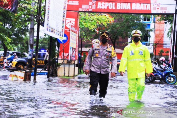 Kapolresta Banjarmasin, Kombes Pol Rachmat Hendrawan, didampingi Kasatlantas, Kompol Gustaf, meninjau lokasi banjir di Asrama Polisi (Aspol) Bina Brata, Banjarmasin Timur. (antara)