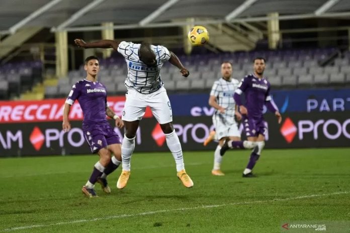 _Penyerang Inter Milan, Romelu Lukaku, menanduk bola ke gawang Fiorentina. (IPA-Sipa USA via reuters via antara-wartabanjar.com)