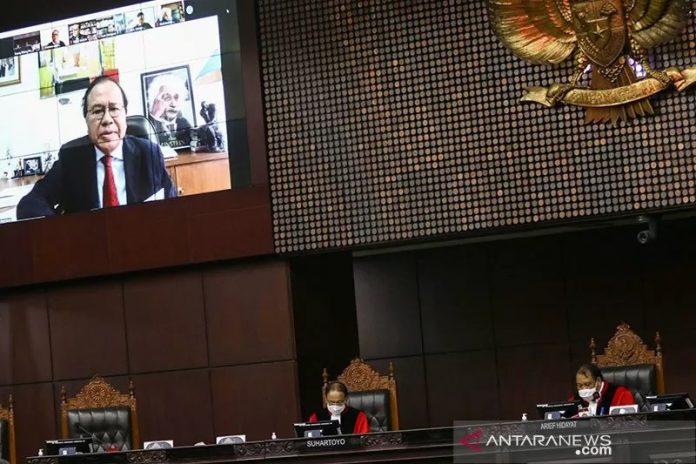 Ketua Majelis Hakim Konstitusi Arief Hidayat (kanan) dan Hakim Konstitusi Suhartoyo (kiri) memimpin sidang uji materi Undang-Undang Nomor 7 Tahun 2017 tentang Pemilihan Umum yang dilakukan secara virtual di Mahkamah Konstitusi, Jakarta, Senin (5/10/2020). ANTARA FOTO/Rivan Awal Lingga/wsj.