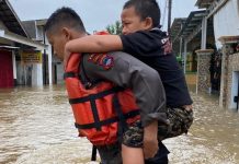 Petugas Gabungan Evakuasi Warga dari 11 Desa di Martapura Timur