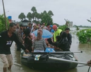 Evakuasi warga terdampak banjir di Kecamatan Martapura Timur. (istimewa via wartabanjar.com)