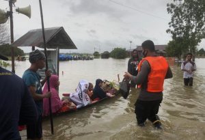 Evakuasi warga terdampak banjir di Kecamatan Martapura Timur. (istimewa via wartabanjar.com)