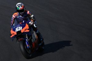 Pebalap tim KTM Tech3 Miguel Oliveira melakukan selebrasi setelah merebut pole position Grand Prix Portugal di Sirkuit Algarve, Portimao. (21/11/2020) (AFP/PATRICIA DE MELO MOREIRA)