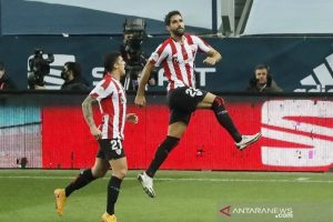 Penyerang Athletic Bilbao Raul Garcia (kanan) melakukan selebrasi bersama Ander Capa seusai sukses mengeksekusi penalti ke gawang Real Madrid dalam laga semifinal Piala Super Spanyol di Stadion La Rosaleda, Malaga, Spanyol, Kamis (14/1/2021) waktu setempat. (ANTARA/REUTERS/Jon Nazca)