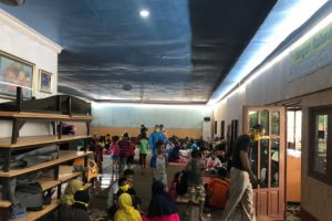 Ketua DPRD Provinsi Kalimantan Selatan (Kalsel) H Supian HK menjadikan rumah pribadinya sebagai tempat pengungsian korban bencana banjir. Tampak pengungsi berdatangan ke rumah pribadi Supian HK/Rumah Makan Banua - Jalan Pemijatan Gambut, foto 15 Januari 2021. (Istimewa/Humas Setwan Kalsel)