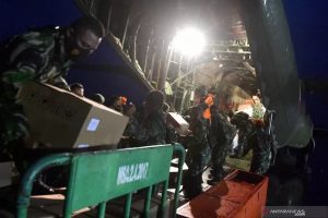 Prajurit TNI dan anggota Basarnas mengeluarkan logistik untuk korban gempa bumi Mamuju dan Majene dari pesawat Hercules A 1321 TNI AU saat tiba di Bandara Tampa Padang, Mamuju, Sulawesi Barat, Jumat (15/1/2021). TNI AU menyiapkan sejumlah alutsista untuk mengangkut prajurit TNI dalam membantu proses operasi SAR, evakuasi bencana, dan menyalurkan bantuan logistik kepada masyarakat terdampak bencana gempa bumi di Sulawesi Barat. ANTARA FOTO/Sigid Kurniawan/foc.