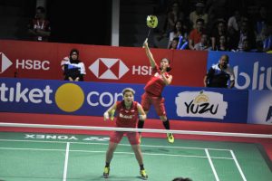 Pebulutangkis Indonesia Greysia Polii / Apriyani Rahayu (merah) versus pemain Jepang Yuki Fukushima / Sayaka Hirota (juara) pada ganda putri Blibli Indonesia Open di Istora Gelora Bung Karno di Jakarta, Indonesia pada 6 Juli 2018. BLIBLI Indonesia Open 2018 adalah bagian dari turnamen level HSBC BWF World Tour Super 1000 mulai tanggal 3 hingga 8 Juli 2018 di Istora Gelora Bung Karno di Indonesia dengan total pundi-pundi $ 1.250.000. (Foto oleh Anton Raharjo / NurPhoto via Getty Images)