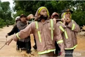 Anggota Polres Tanah Laut bersama tim SAR gabungan mengevakuasi korban tanah longsor di Desa Guntung Besar, Kecamatan Pelaihari, Kabupaten Tanah Laut. (ANTARA/HO-Polres Tanah Laut)