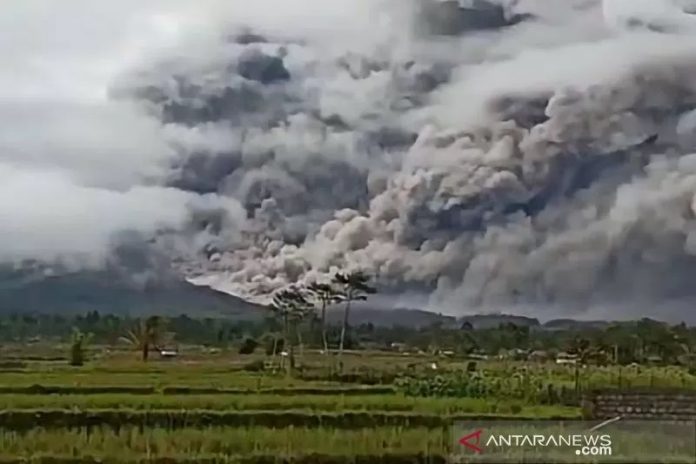 Tangkapan layar - Telah terjadi Awan Panas Guguran (APG) Gunung Semeru dengan jarak luncur kurang lebih 4,5 kilometer pada Sabtu (16/1/2021) sore pukul 17.24 WIB. ANTARA/Tangkapan layar Youtube BNPB_Indonesia/pri.