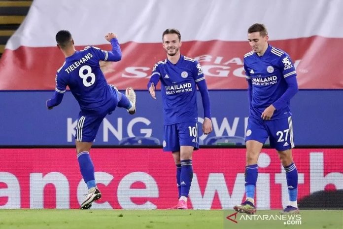 Pemain sayap Leicester City James Maddison (tengah) melakukan selebrasi bersama rekan-rekannya seusai mencetak gol ke gawang Southampton dalam lanjutan Liga Inggris di Stadion King Power, Leicester, Inggris, Sabtu (16/1/2021) waktu setempat. (ANTARA/REUTERS/POOL/Alex Pantling)