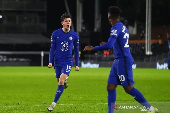 Pemain sayap Chelsea Mason Mount (kiri) merayakan golnya ke gawang Fulham dalam laga Derbi London Barat lanjutan Liga Inggris di Stadion Craven Cottage, London, Inggris, Sabtu (16/1/2021) waktu setempat. (ANTARA/REUTERS/POOL/Clive Rose)