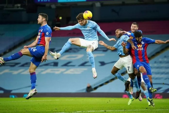 Bek tengah Manchester City John Stones ketika mencetak gol pertama timnya ke gawang Crystal Palace dalam pertandingan liga kedua tim di Stadion Etihad, Manchester, Inggris, 17 Januari 2021. (Pool via REUTERS/DAVE THOMPSON)