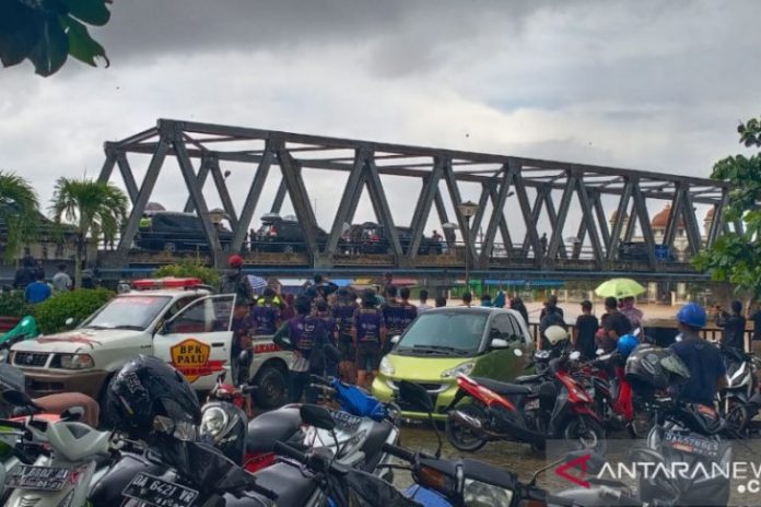 Presiden Jokowi memantau situasi banjir dari atas Jembatan Pekauman Ulu yang dibawahnya mengalir deras air Sungai Martapura dan peninjauan ke lokasi banjir batal dilakukan karena hujan deras mengguyur kawasan itu tepat saat presiden datang. Foto istimewa