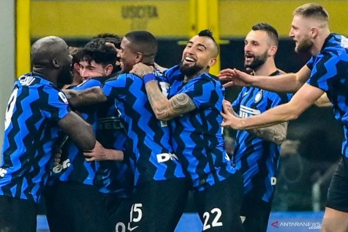 Pemain Inter Milan rayakan gol ke gawang Juventus. (AFP via antara)