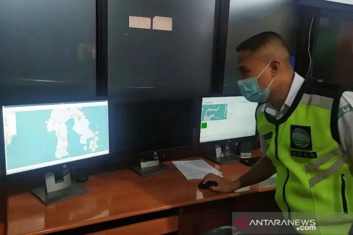 Pengamat Meteorologi dan Geofisika (PMG) Ahli BBMKG Wilayah IV Makassar, Barkah Yuniarto (kanan) menunjukan hasil pengamatan pada monitir di kantornya, jalan Prof Basalamah, Makasar, Sulawesi Selatan, Senin (18/1/2021). ANTARA/a Darwin Fatir.