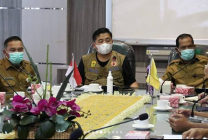 Wali Kota Ibnu Sina dan Wakil Wali Kota Hermansyah dalam rapat membahas banjir. (dokpim banjarmasin)