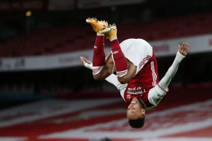 Pierre-Emerick Aubameyang melakukan selebrasi seusai mencetak gol pertama dalam pertandingan Liga Inggris antara Arsenal melawan Newcastle United, Selasa WIB. ANTARA/Pool via REUTERS/Catherine Ivill