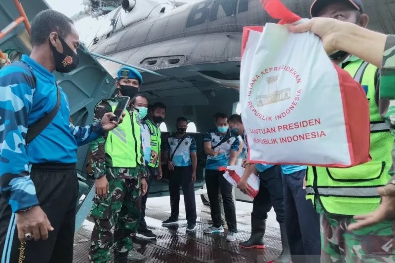 Bantuan paket sembako dari Presiden RI Joko Widodo untuk korban banjir di Kalsel didistribusikan menggunakan helikopter. (ANTARA/Firman)