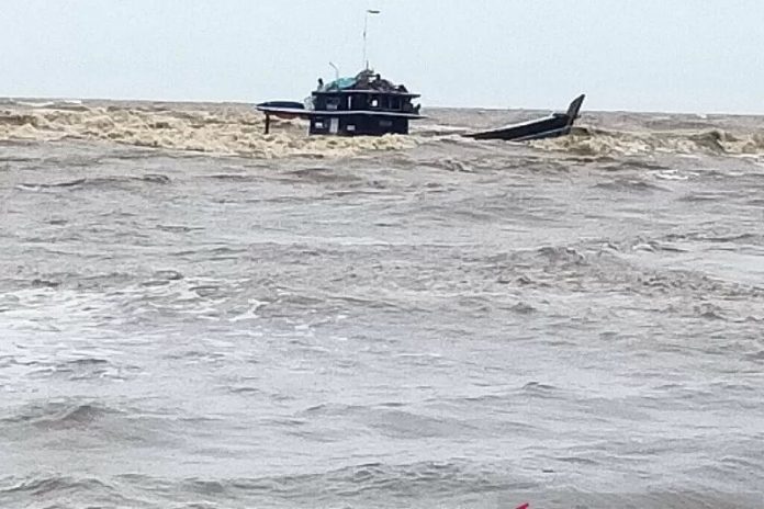 Kapal yang bermuatan komiditi kalapa sawit dan buah kelapa yang tenggelam di perairan Cemara, Tanjabtim, Jambi.(ANTARA/HO)