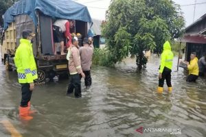 Kapolres Banjarbaru, AKBP Doni Hadi Santoso, memimpin pendistribusian bantuan untuk korban banjir di Landasan Ulin Selatan. (antara)